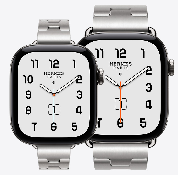 اثنتان من ساعات Apple Watch Hermès Series 12، كلا الموديلين مقاس 42 مم ومقاس 46 مم معروضان، واجهة الساعة بعقارب Classic (عقارب الساعة والدقيقة والثانية، الإضافات: الطور القمري، التاريخ)، إطار تيتانيوم، لون فضي، مقاس 42 مم مقترنة بحزام Grand H Fin، لون satiné، مقاس 46 مم مقترنة بحزام Grand H، لون satiné