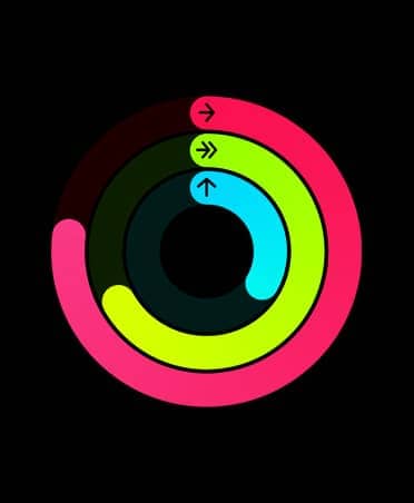 Illustrazione degli anelli Attività: un anello rosso, un anello verde lime e un anello azzurro in vari stadi del completamento di un tracciato a forma circolare