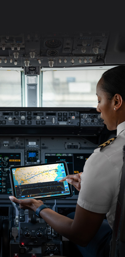Eine Pilotin im Cockpit betrachtet eine Karte auf einem iPad Display.