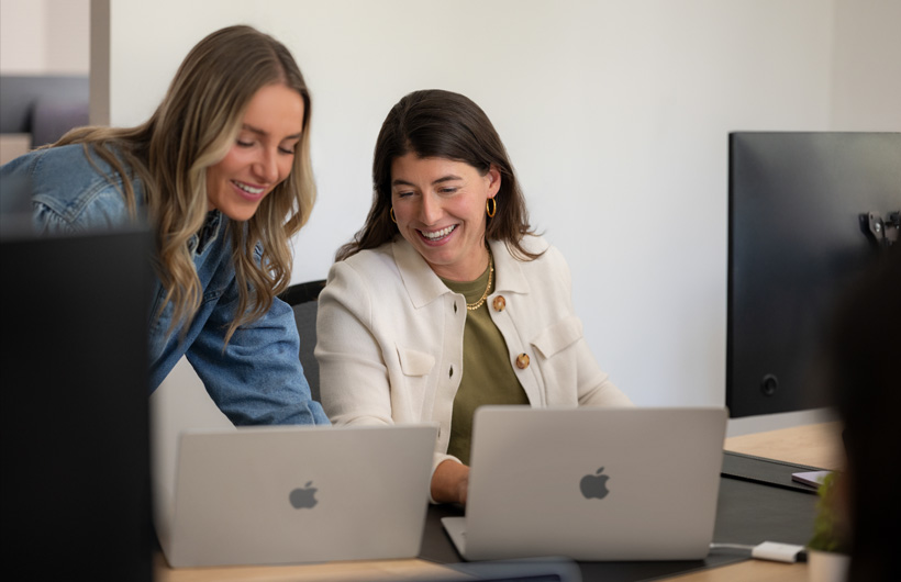 CFO Camille Fourrier werkt samen met een collega van het Finance-team