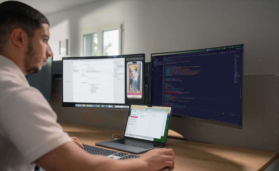 Ontwikkelaars gebruiken Xcode op MacBook Pro om de maatwerk-apps van Tut Tut te beheren