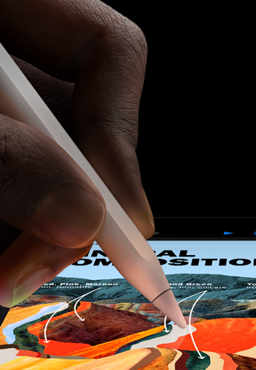 Um plano aproximado de uma mão a desenhar com o Apple Pencil no ecrã do iPad.