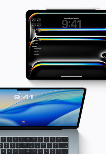 Vista superior de um iPad, com o ecrã a mostrar a hora e widgets; vista frontal do MacBook, com papel de parede em gradiente azul.