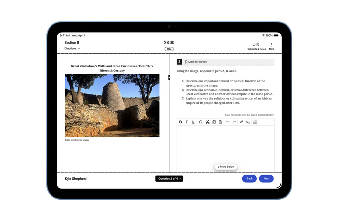Un iPad muestra un examen en progreso y destaca la compatibilidad con una variedad de herramientas de evaluación