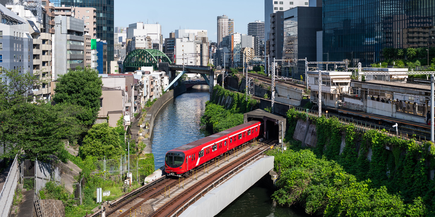 Imagens da região metropolitana de Tóquio, incluindo trens cruzando pontes, operações diárias e trabalhos de manutenção