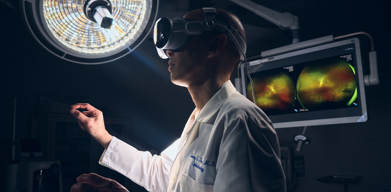 Un chirurgien porte l’Apple Vision Pro en salle d’opération.