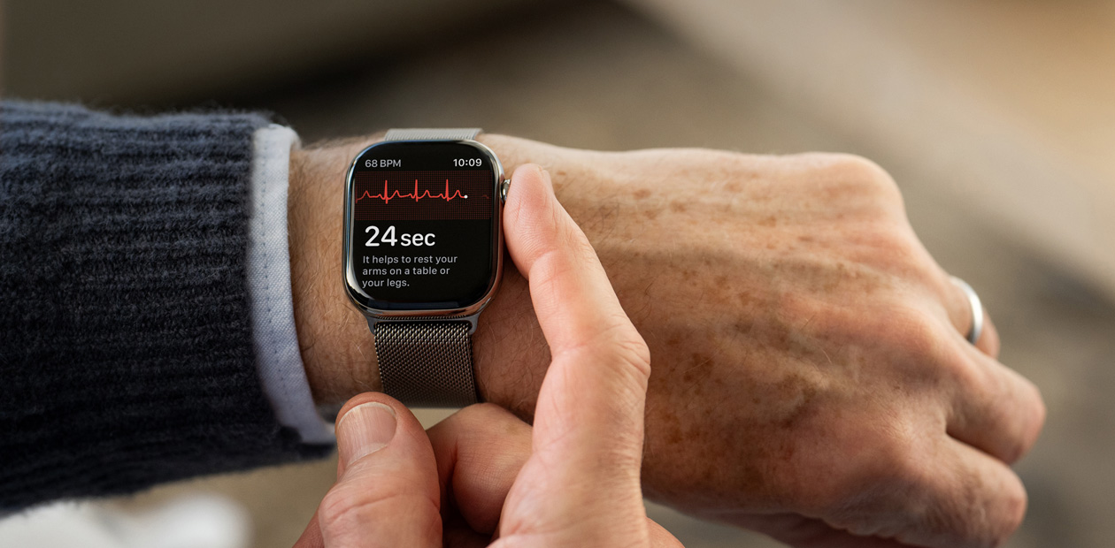 Une personne effectue un ECG avec l’app ECG de l’Apple Watch.