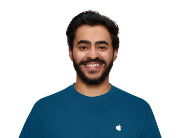Hymyilevä Apple Storen asiantuntija Applen sinisessä paidassa