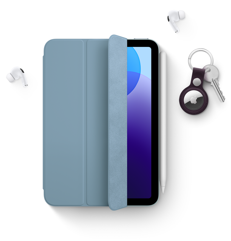 Un iPad mini avec un Smart Folio, un Apple Pencil Pro, des AirPods Pro et un AirTag avec porte-clés.