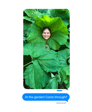 Das Display zeigt ein Foto von einer Person in einer Grünpflanze, das in Nachrichten verschickt wird, mit einer Sendeanzeige, die den Fortschritt anzeigt. Unter dem Bild steht die gesendete Nachricht: „Bin im Garten! Komm hinten rum!“