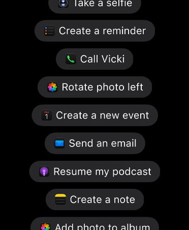 Scherm met verzoeken aan Siri AI om acties uit te voeren in apps, waaronder Maak een selfie, Maak een herinnering, Bel Christel, Draai foto naar links, Maak een nieuw evenement, Stuur een e-mail, Hervat mijn podcast, Maak een notitie, Voeg foto toe aan album