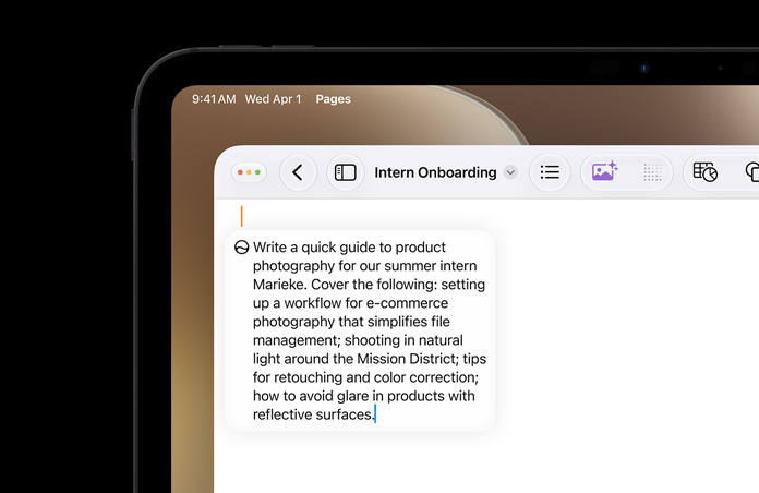 Øvre venstre hjørne av en iPad vises. På skjermen er det et åpent Pages-dokument og en forespørsel om å bruke Skriv med Siri til å skrive et utkast.