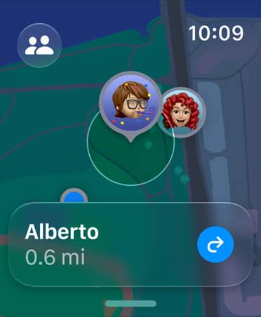 Ein Display zeigt die „Wo ist?“ App, um den Standort einer Person zu erhalten.