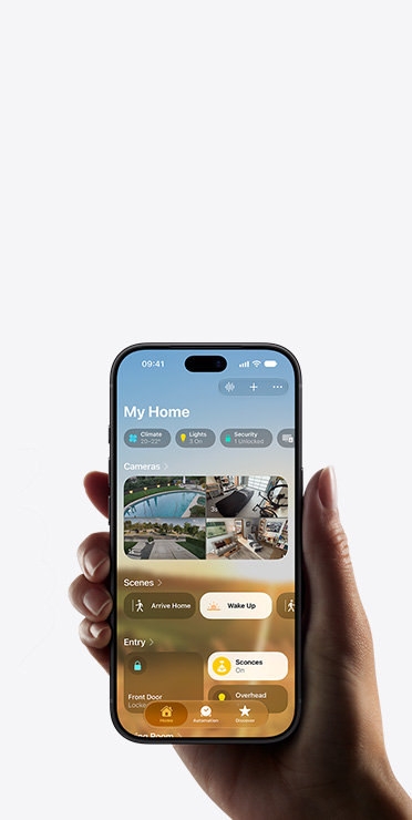 Một bàn tay cầm iPhone hiển thị ứng dụng Nhà, trên đó có một lời nhắc thiết lập phụ kiện nhà thông minh